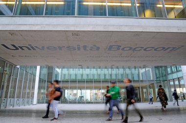 Milan, İtalya - 08 Ekim 2018: Milano 'daki prestijli Bocconi Üniversitesi' nin merkezi, Coronavirus sırasında okulların kapanması ve dünyanın dört bir yanından öğrencilerin ilgisini çekiyor.