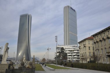 İtalya, Milan - 13 Aralık 2017: Şehir hayatı kompleksi, yeni ticari ve ikamet alanı, Hadid ve Isozaki kulesi, alışveriş bölgesi