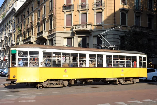 Vintage Eléctrico Amarelo Milano Rua — Fotografia de Stock