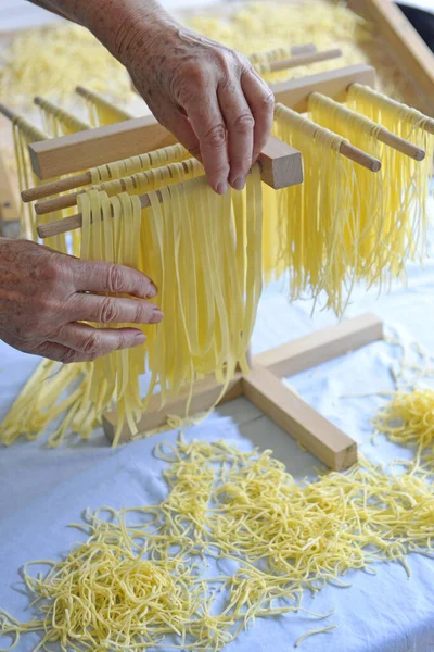 Köstliche Italienische Hausgemachte Eiernudeln — Stockfoto