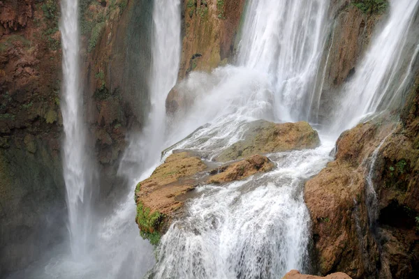 滝は水滴や緑の木で — ストック写真