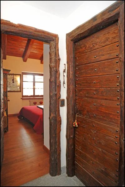 Drewniane Drzwi Krzesła Ścianie — Zdjęcie stockowe