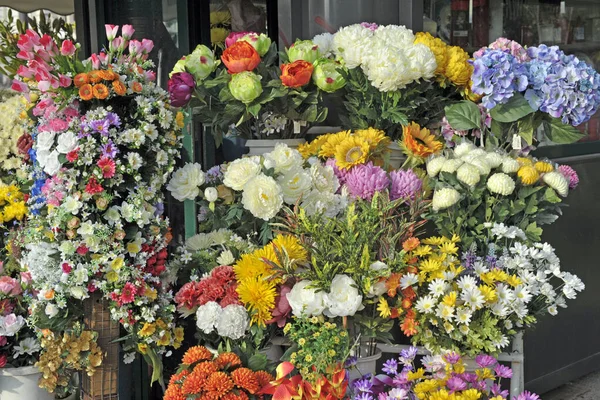 Cachos Flores Exibidas Uma Loja Flores — Fotografia de Stock