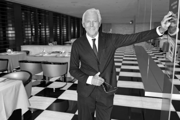 İtalya - Milan - 21 Kasım 2016 Giorgio Armani moda haftasında poz verdi