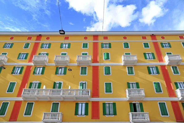 Milán Edificio Amarillo Rojo Recientemente Renovado Con Balcones Con Columnas — Foto de Stock