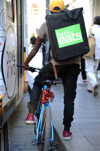 Elektro gitara binen bir adam, Uber yemek yer.