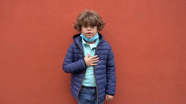 Porträt Eines Kleinen Jungen Roter Jacke Und Schal — Stockfoto