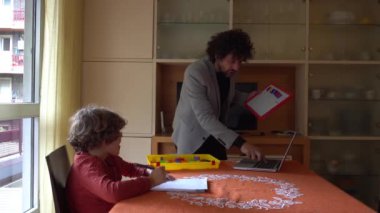 6 yaşında bir çocuk babasından ders alıyor. Covid-19 Coronavirus karantinası nedeniyle okulu kapatmış.