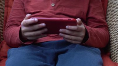 İtalya, Milan, Ekim 2020 Avrupa, İtalya, Milano - Çocuk beş yıldır evde maske takıyor. Evde karantina sırasında covid-19 Coronavirus salgını nedeniyle.