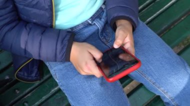 Akıllı telefon kullanan kadına yakınlaş.