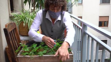 Elinde çiçekler olan takım elbiseli bir adam.