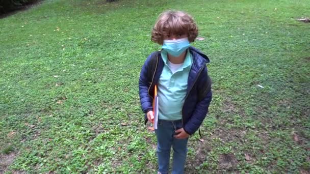 Μικρό Αγόρι Σακίδιο Φορώντας Μάσκα Προσώπου Εξωτερική Κατά Διάρκεια Του — Αρχείο Βίντεο