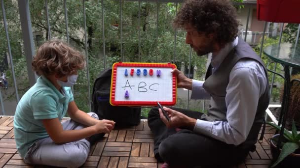 Niño Seis Años Edad Tomando Lecciones Coronavirus Bloqueo Casa Cuarentena — Vídeos de Stock