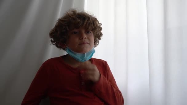 Schnelltest Auf Verdacht Auf Coronavirus Diagnose Arzt Entnimmt Einem Kleinen — Stockvideo