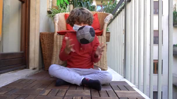 Європа Італія Мілан Хлопчик Який Ять Років Провів Удома Маскою — стокове відео