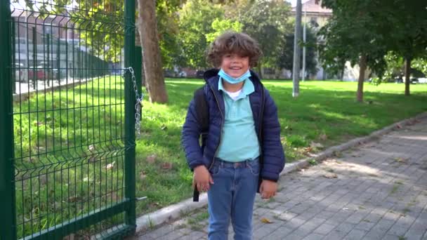 Menino Criança Anos Com Máscara Mochila Vão Para Escola Durante — Vídeo de Stock