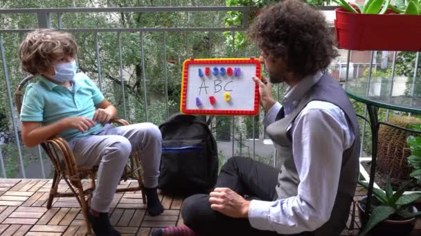 Річний Хлопчик Вчиться Уроках Зачиняє Карантинний Дім Сім Магнітна Дошка — стокове відео