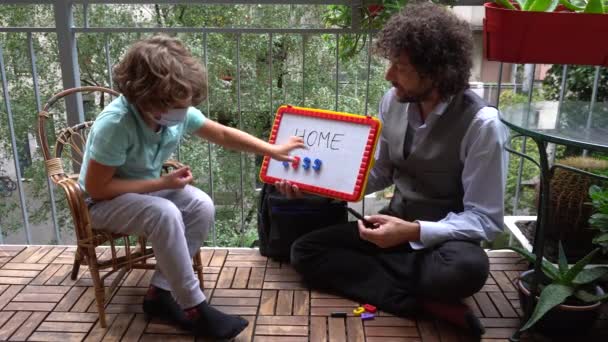Річний Хлопчик Вчиться Уроках Зачиняє Карантинний Дім Сім Магнітна Дошка — стокове відео