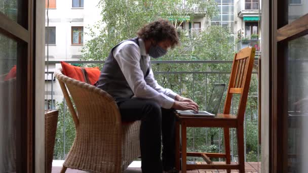 Jeune Homme Assis Sur Banc Utilisant Ordinateur Portable — Video