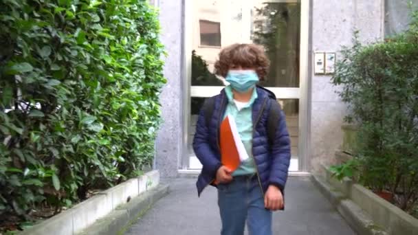 Kleiner Junge Mit Rucksack Trägt Gesichtsmaske Freien Während Covid — Stockvideo
