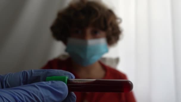 Arka Planda Tıbbi Maskeli Bir Çocukla Elinde Kovan Testi Tutan — Stok video