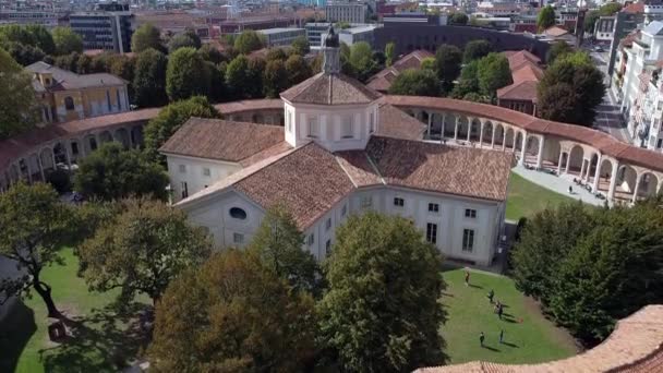 意大利米兰 2020年10月 市中心罗通达 贝萨纳纪念碑教堂的无人机图像 — 图库视频影像