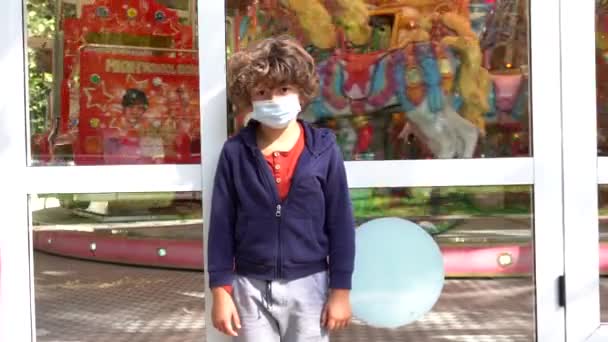 Μικρό Αγόρι Λυπημένη Διάθεση Στην Παιδική Χαρά Φορώντας Μάσκα Προσώπου — Αρχείο Βίντεο