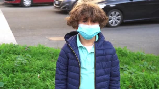 코로나 바이러스 기간중에 마스크와 가방을 학교에 때까지 — 비디오