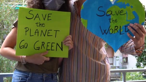 Outdoor Portret Van Kaukasisch Echtpaar Activist Met Planet Wereld Ecologie — Stockvideo