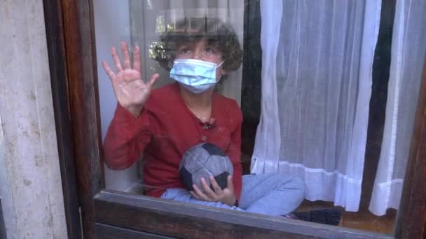 在欧洲 美洲和亚洲 6岁的白人白人男孩被关在隔离院 戴着口罩 从房子的窗户向外张望 — 图库视频影像