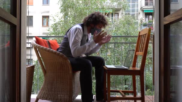 Jeune Homme Assis Sur Banc Dans Café — Video