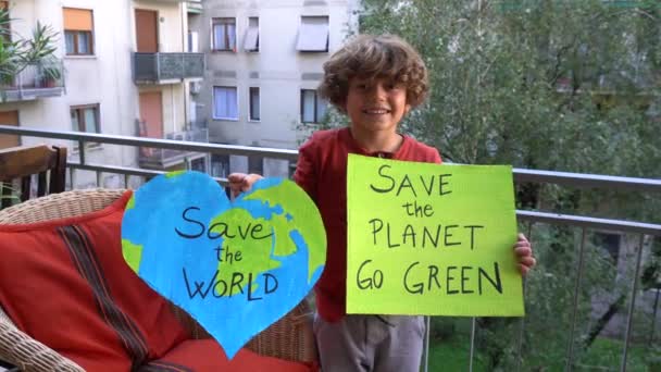 Retrato Livre Menino Caucasiano Com Planet Pôster Ecologia Mundial Manifestação — Vídeo de Stock