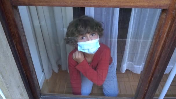 코로나 바이러스가 아시아에서 마스크를 시설에 코로나 바이러스 소년이 내다본다 — 비디오