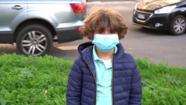 Petit Garçon Avec Sac Dos Portant Masque Facial Plein Air — Video