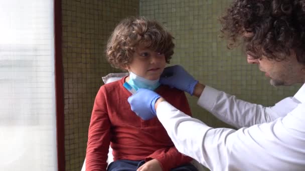 Koronavirüs Teşhisi Için Hızlı Bir Test Doktor Elinde Pamuk Çubuğuyla — Stok video