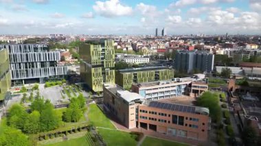 Aon, NTT Data ve L 'Oreal Italia gibi şirketlerin ofislerini barındıran İşaret Kompleksi ile İtalya' nın Milano kentsel manzarası. 