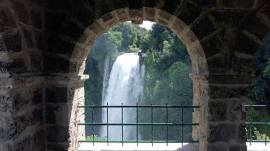 Cascata delle Marmore, İtalya 'nın Umbria bölgesinde Terni yakınlarında bulunan insan yapımı bir şelale.. 