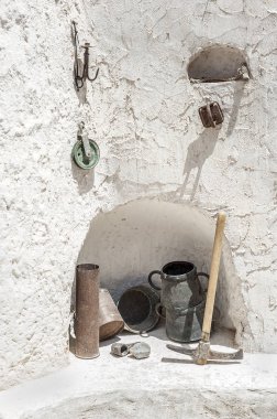 Tunus, Matmata. Berberi-(tercüme-mağaralarda yaşayan traglydites mağara-konut duvarlarının nişler içinde basit mutfak eşyaları).