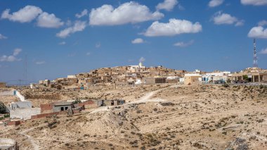 Matmata küçük bir Berber konuşan güney Tunus, Sahra Çölü eşiğinde şehirdir.