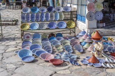Sousse Tunus. Eski Şehir (Medine) içinde belgili tanımlık çarşı. Ünlü Tunus geleneksel seramik ürünler.