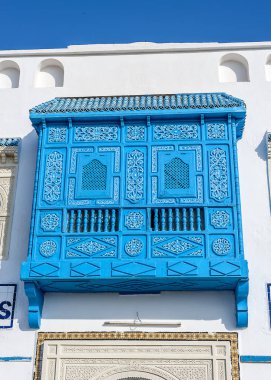 Tunus, Sousse, Medine. Arap mimari süsler ile dekore edilmiş çeşitli türde balkon cephe doludur