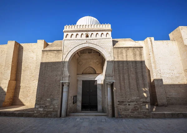 Tunus, Kairouan, Mağrip Müslümanların en kutsal şehir katedral cami. Bu şehrin birlikte yedinci yüzyılda yatırmıştı.