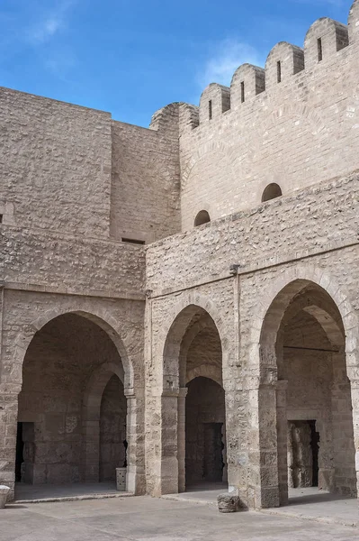 Sousse Tunus. Eski Şehir (Medine), kale-manastır Ribat sekizinci yüzyılda inşa. Kalenin iç avlu.