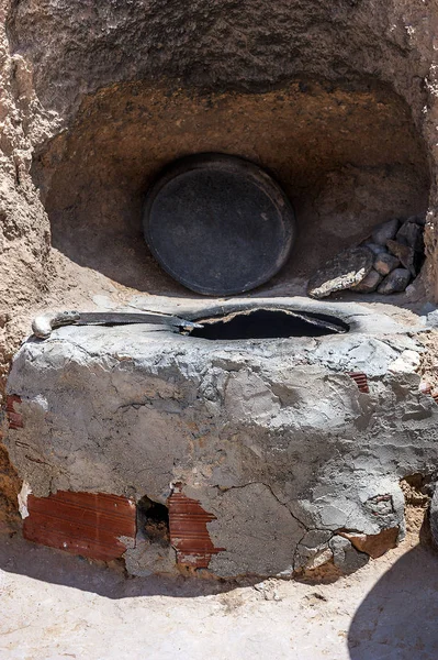 Tunus, Matmata. Berberi - troglada (içinde çeviri - mağaralarda yaşayan) mağara konut giriş. Ocağın girişinde.