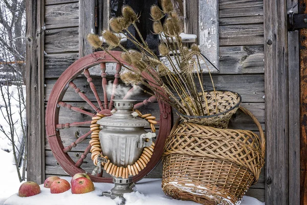 Naturaleza Muerta Rural Samovar Caliente Volantes Manzanas Nieve Volante Canasta — Foto de Stock