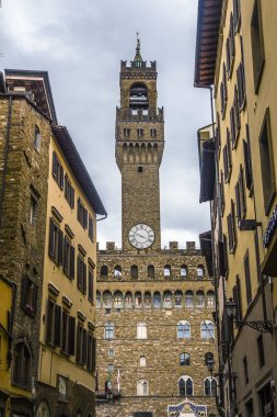 İtalya, Floransa. Piazza Signoria'daki Palazzo Vecchio. Fırtına öncesi gökyüzünün arka planında saat kulesi.