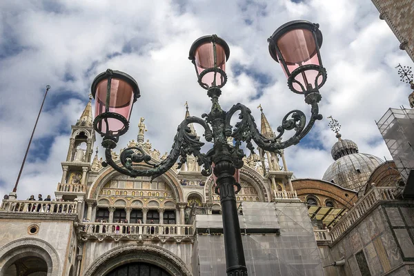 Италия Венеция Уличная Бронзовая Лампа Фоне Одного Фасадов Собора Святого — стоковое фото