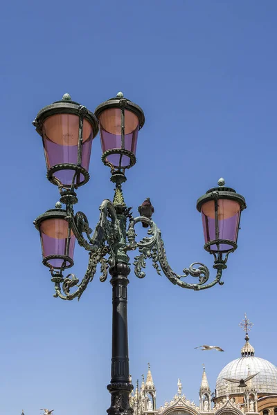 Straße Bronzelampe in der Nähe der Kathedrale von St. Mark. — Stockfoto