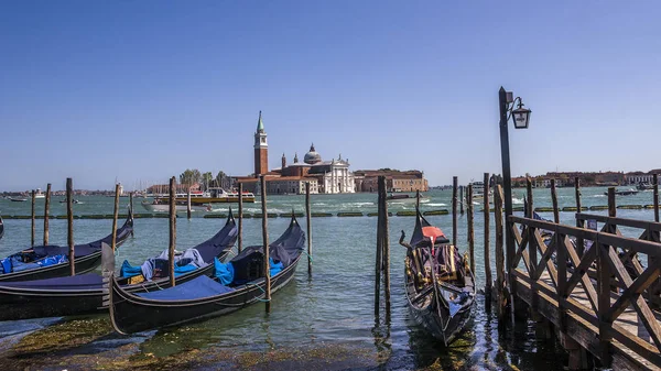 Gôndolas no fundo de San Giorgio Maggiore . — Fotografia de Stock