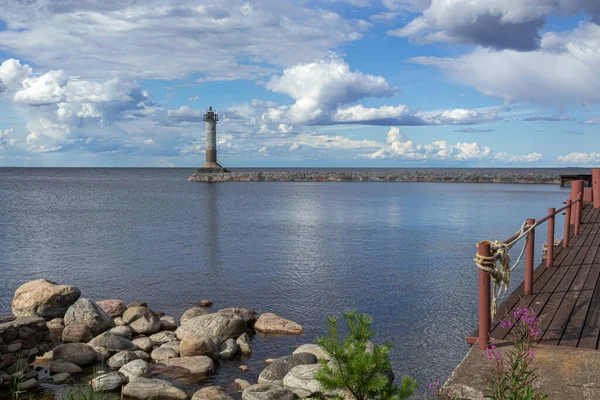 Vecchio Faro Isola Laghetto Naturale Con Bel Cielo Blu Ponte — Foto Stock